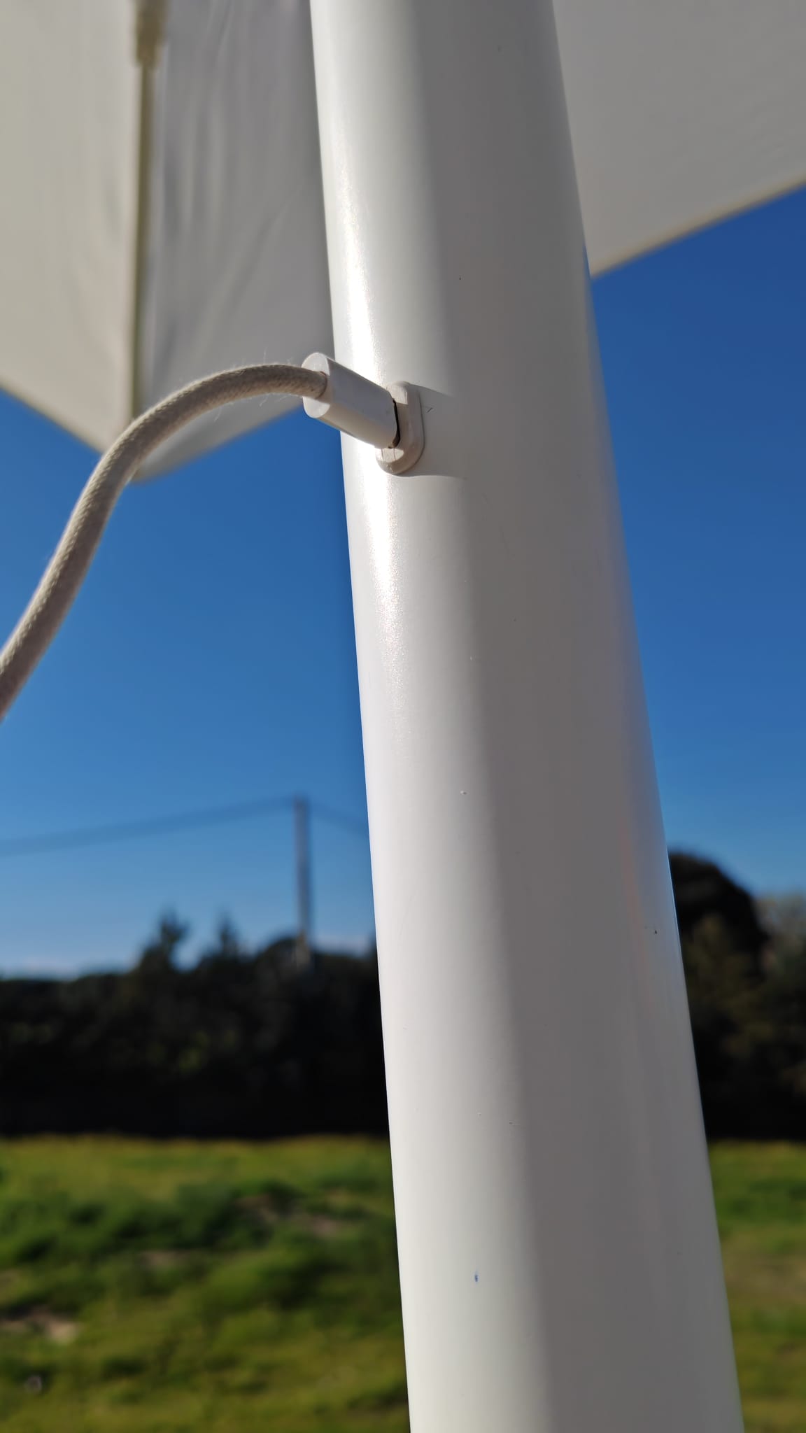 Aplicaciones sombrillas cargador solar en zona de piscina